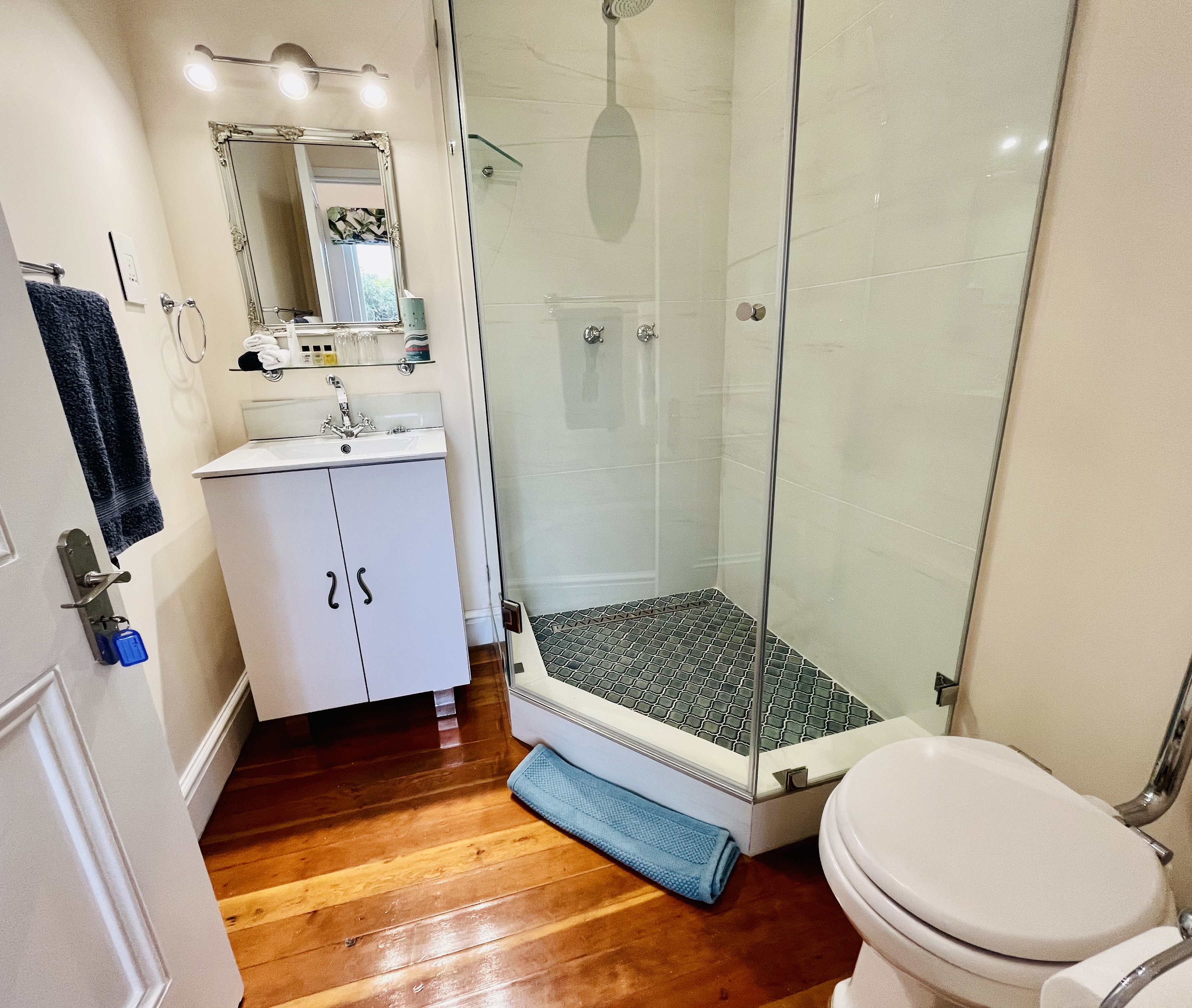 5 bath (3) Isis Bathroom